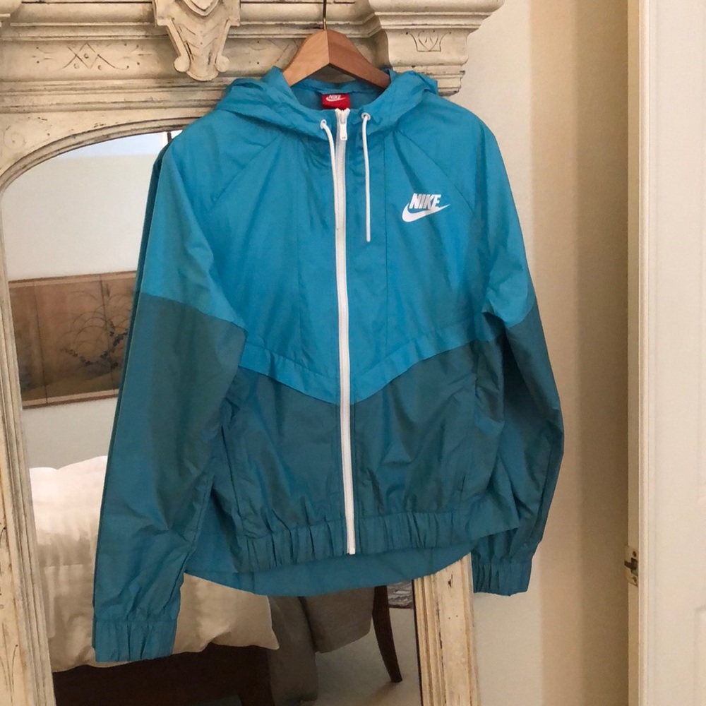 Nike Essential Hooded Running Jacket